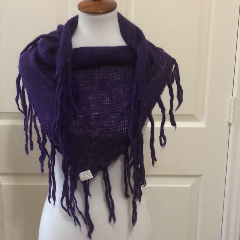- $5 with bundle
Purple fringe triangle scarf-